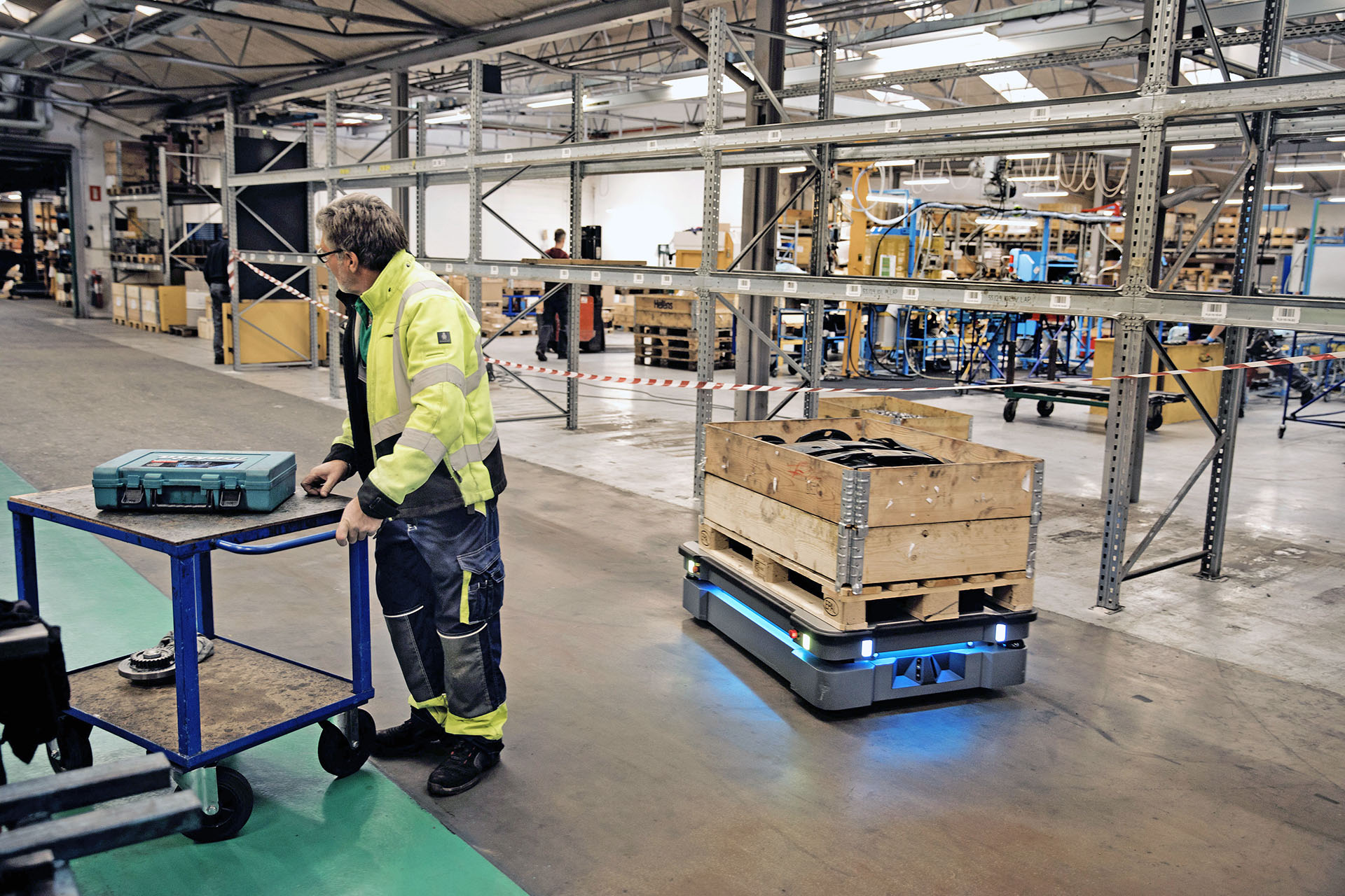 Guide: Factory Robots in Different Industries - Discover with MiR
