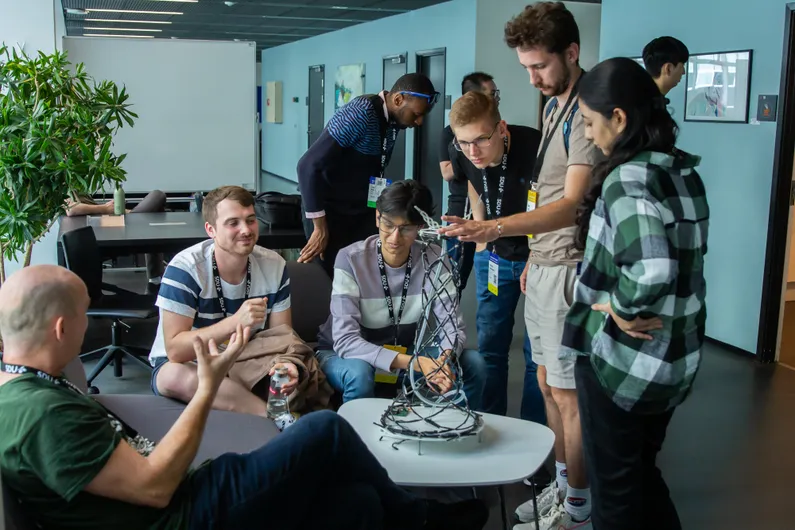 Elever til Robotics Summer School socialt