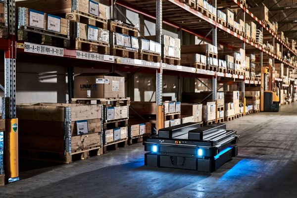 ROEQ Pallet Lift on a MiR1350 in a warehouse