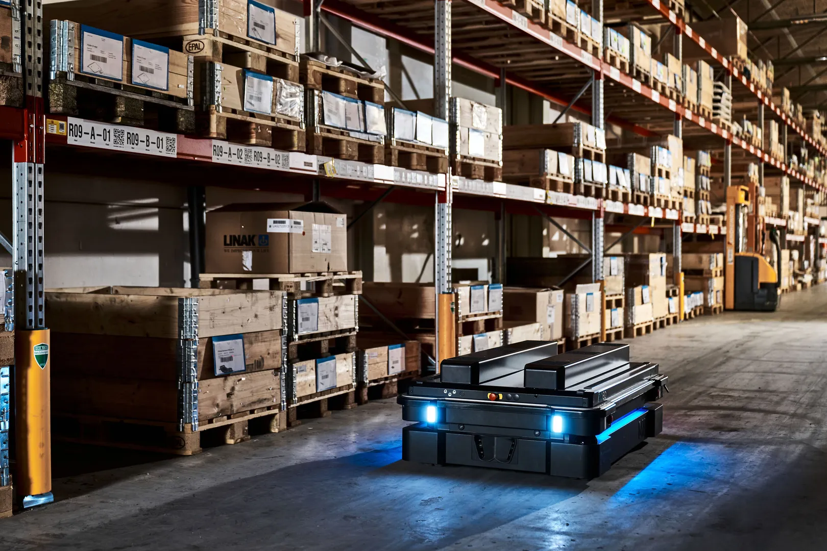 ROEQ Pallet Lift on a MiR1350 in a warehouse