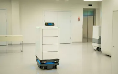 MiR250 carrying a shelf with a screen on top