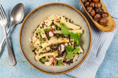 Knolselderijsalade met hazelnoten