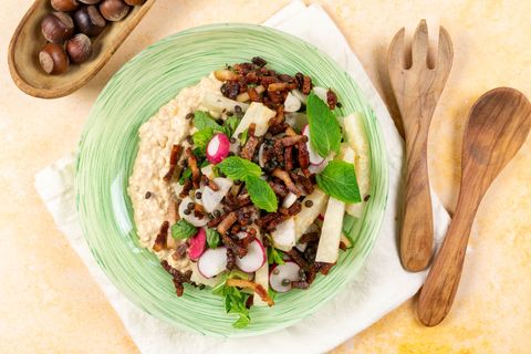 Knolselderijsalade met hazelnoten en spekjes
