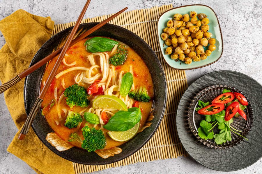 Snelle-rode-curry-noodle-soep-Ekomenu