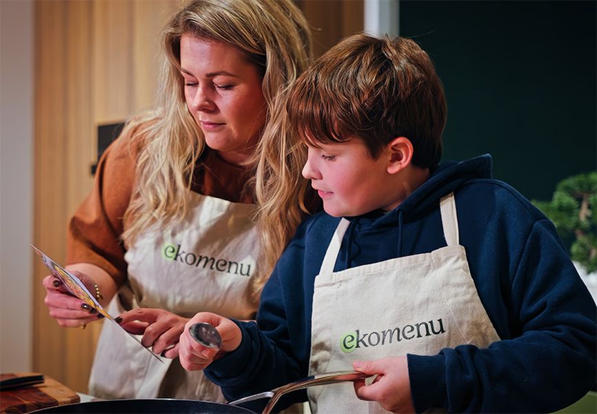 Nastja en zoon koken samen op basis van een receptenkaart