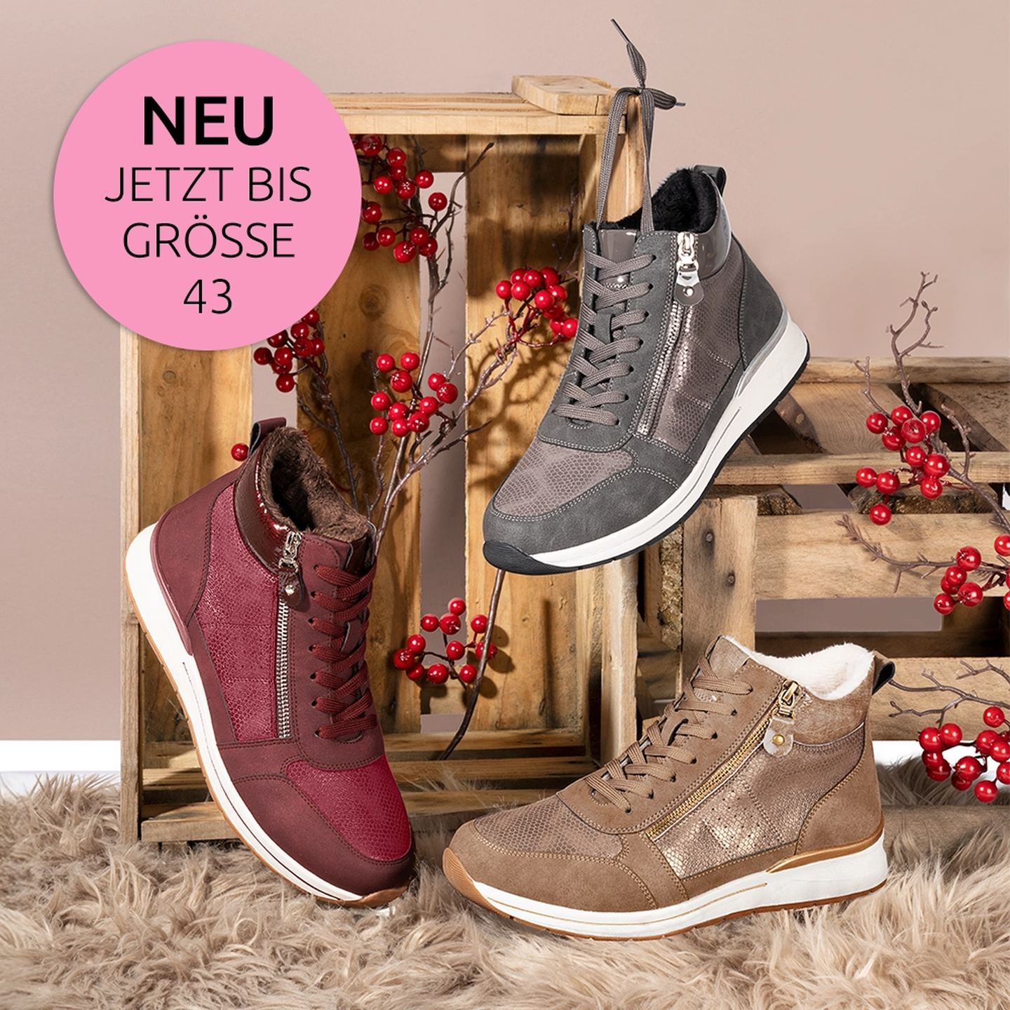 Drei knöchelhohe Sneaker in Bordeaux, Grau und Beige vor Holzsteigen mit roten Beerenzweigen; zusätzlich sind Logo und Hinweis auf Größen bis 43 dargestellt.