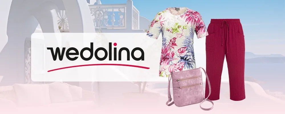 Ein geblümtes Hemd, eine rote Hose und eine mauvefarbene Tasche sind neben dem „wedolina“-Logo vor einem Hintergrund im mediterranen Stil zu sehen.