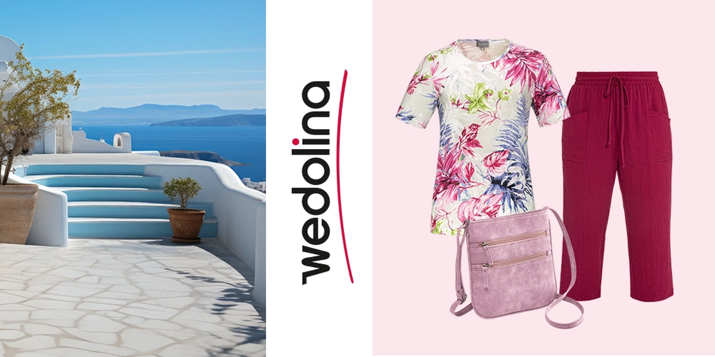 Ein modisches Outfit in Rosa und mit Blumenmuster, dazu eine rosa Tasche vor einer malerischen Küstenkulisse mit blauem Meer, weißen Gebäuden und Topfpflanzen.