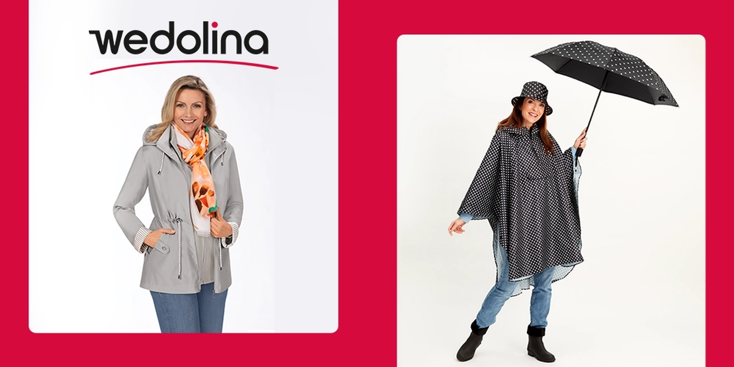 Zwei Frauen präsentieren Regenbekleidung: eine in einer grauen Jacke mit orangefarbenem Schal, die andere in einem gepunkteten Poncho, Hut und mit Regenschirm.