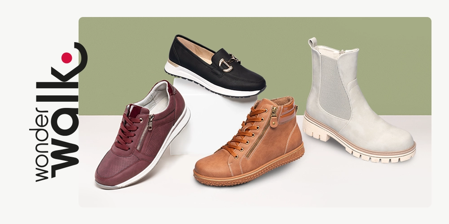 Vier Paar Schuhe, darunter burgunderrote Sneakers, schwarze Slipper, hellbraune Stiefel und weiße Stiefeletten auf grün-weißem Hintergrund.