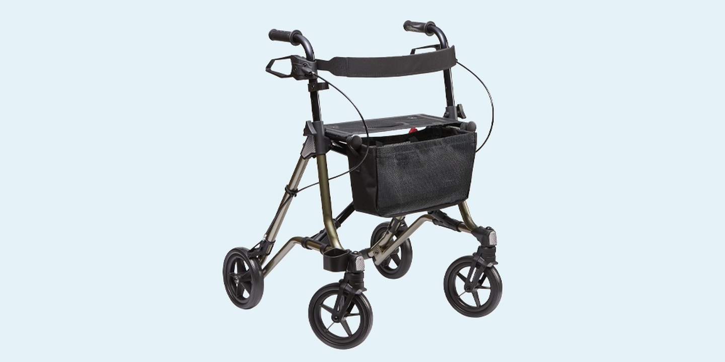 Ein schwarzer, leichter Rollator mit vier Rädern, einem Sitz und einer Aufbewahrungstasche, der zur Unterstützung der Mobilität entwickelt wurde.