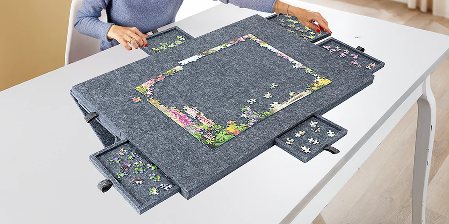 Filz Puzzletisch auf einem weißen Tisch