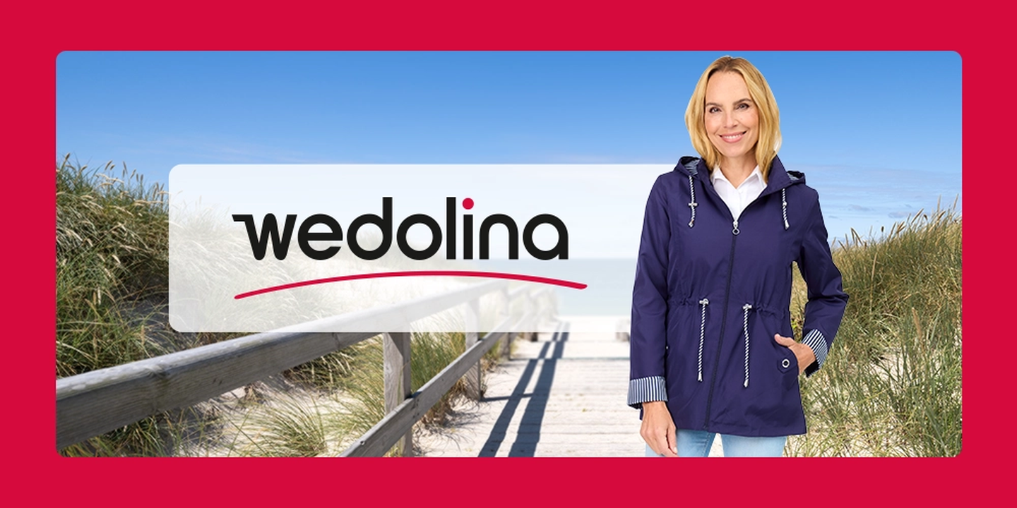 Eine Frau in einer blauen Jacke lächelt auf einer Promenade vor dem Hintergrund von Gras und blauem Himmel. Das „Wedolina“-Logo ist darüber gelegt.