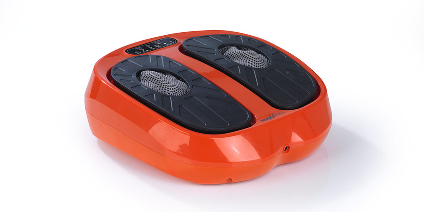 Orangefarbenes elektrisches Fußmassagegerät mit zwei schwarzen Fußpolstern und einem digitalen Bedienfeld.