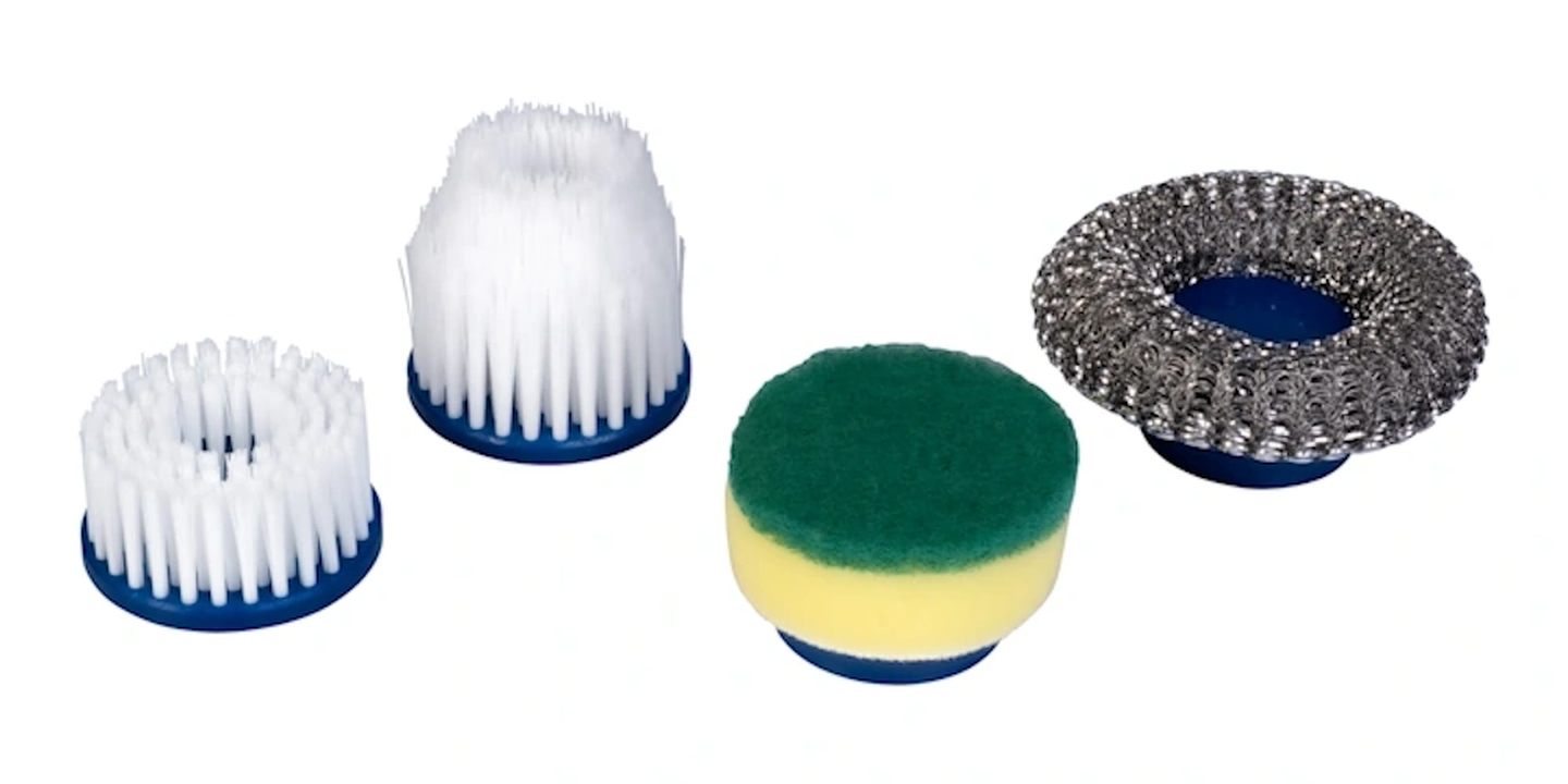 Set mit vier Reinigungsbürstenaufsätzen: zwei mit weißen Borsten, eine Schwammbürste mit grüner Oberseite und ein Metall-Scheuerschwamm, alle auf blauen Sockeln.