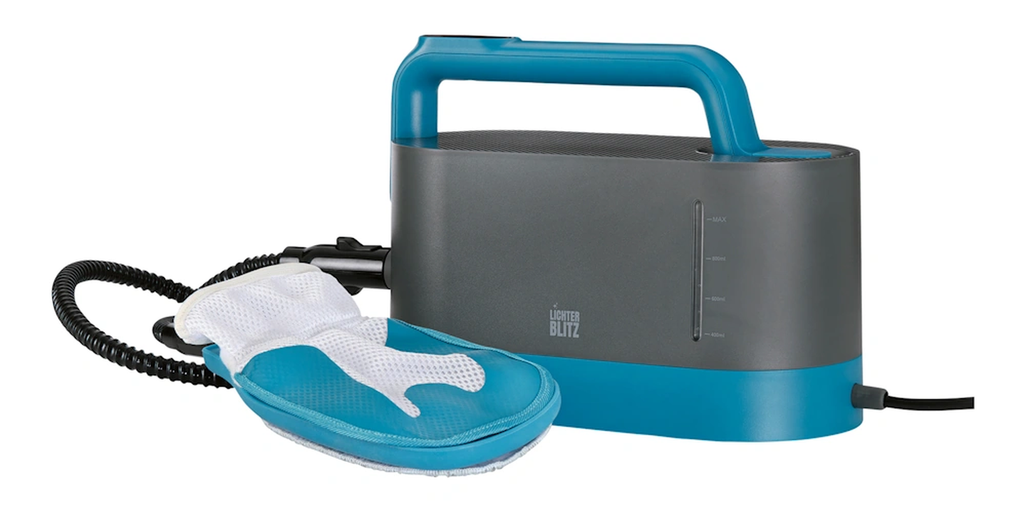 Ein grau-blauer Handdampfreiniger mit einem aufgesetzten Dampfhandschuh und einem schwarzen Schlauch.