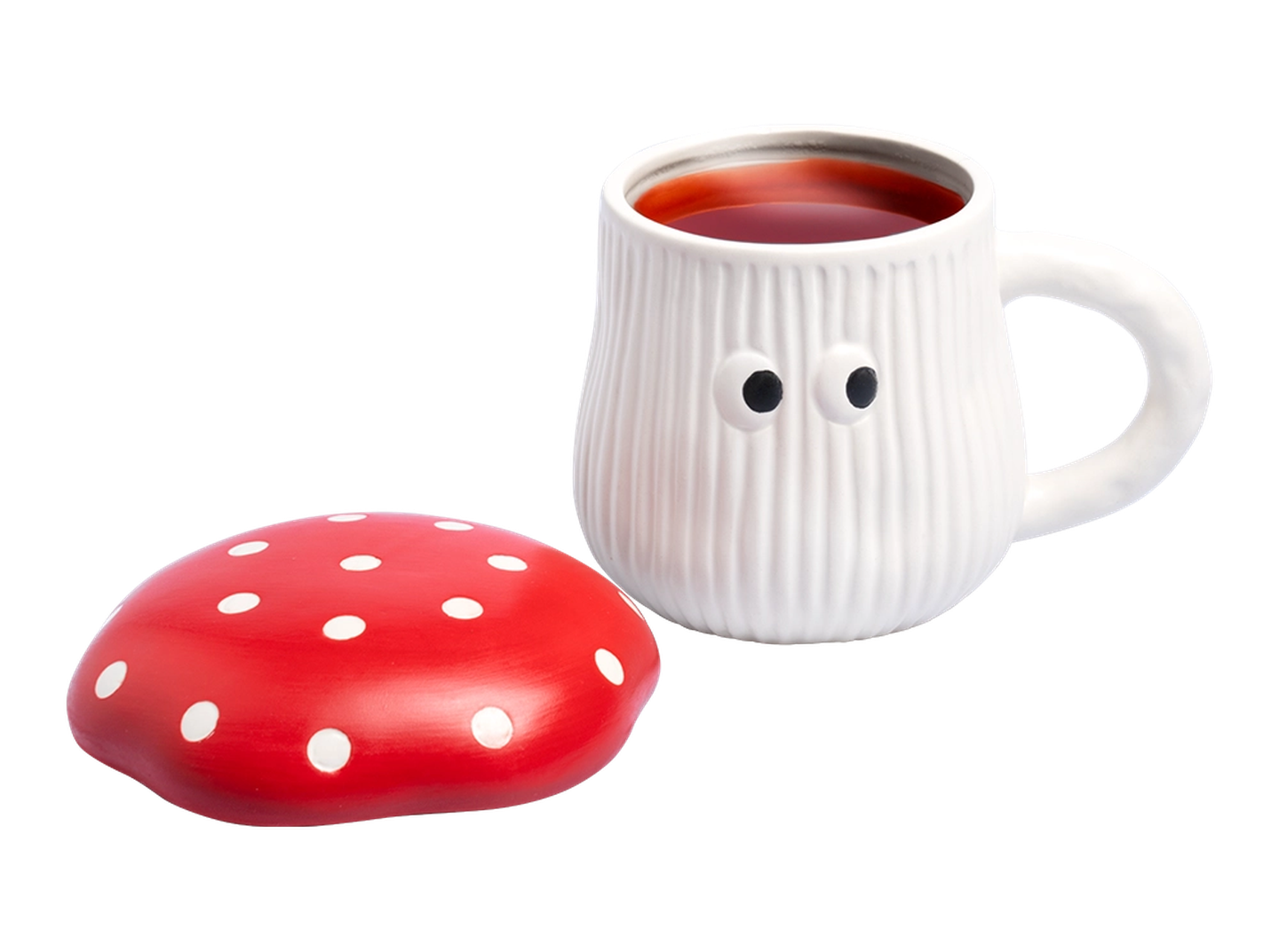Weißer Becher mit Kulleraugen, gefüllt mit Tee, neben einem roten, weiß gepunkteten, pilzförmigen Objekt auf weißem Hintergrund.