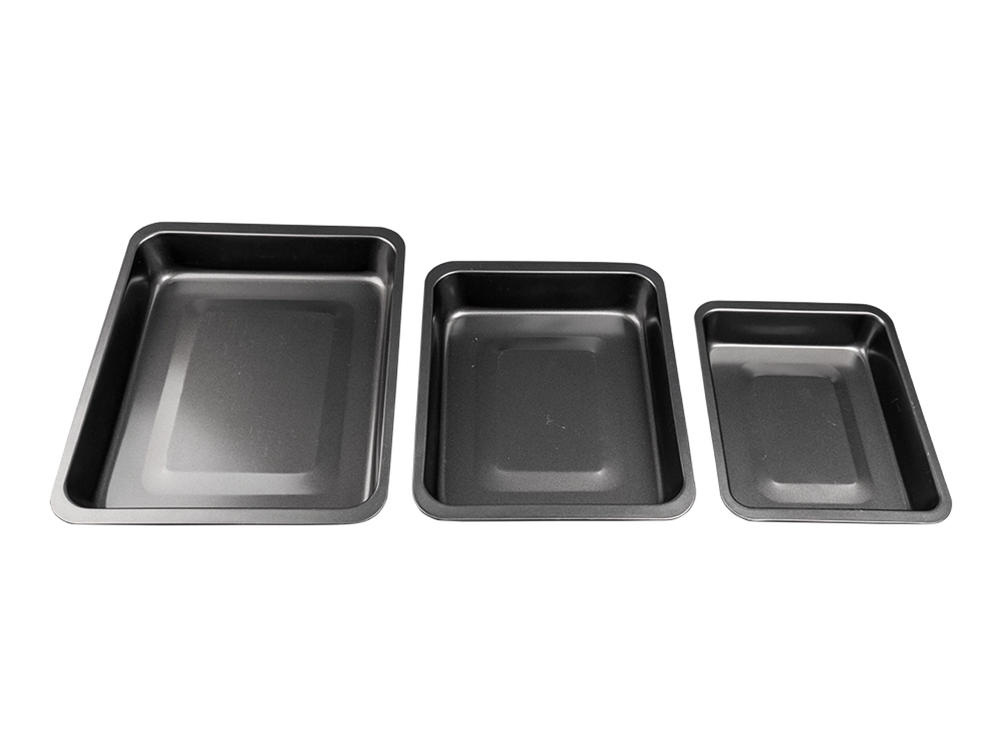 Drei schwarze rechteckige Backbleche unterschiedlicher Größe, die in einer Reihe auf einem schlichten weißen Hintergrund angeordnet sind.