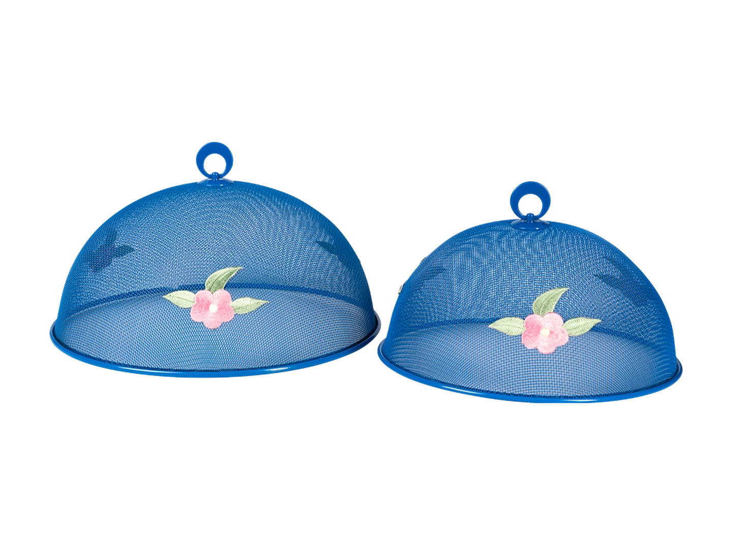 Zwei blaue Netzabdeckungen für Lebensmittel mit rosa Blumen- und grünen Blattmotiven, oben mit runden Griffen versehen.