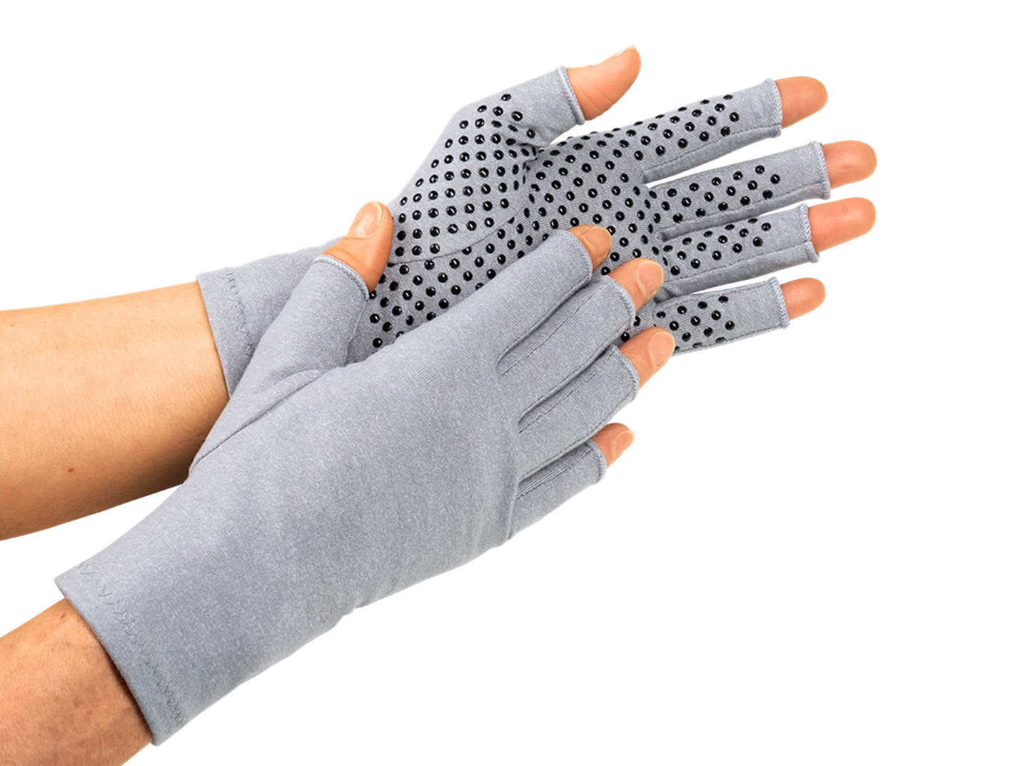 Hände, die graue fingerlose Handschuhe mit schwarzen Noppen auf den Handflächen tragen, vor einem weißen Hintergrund.