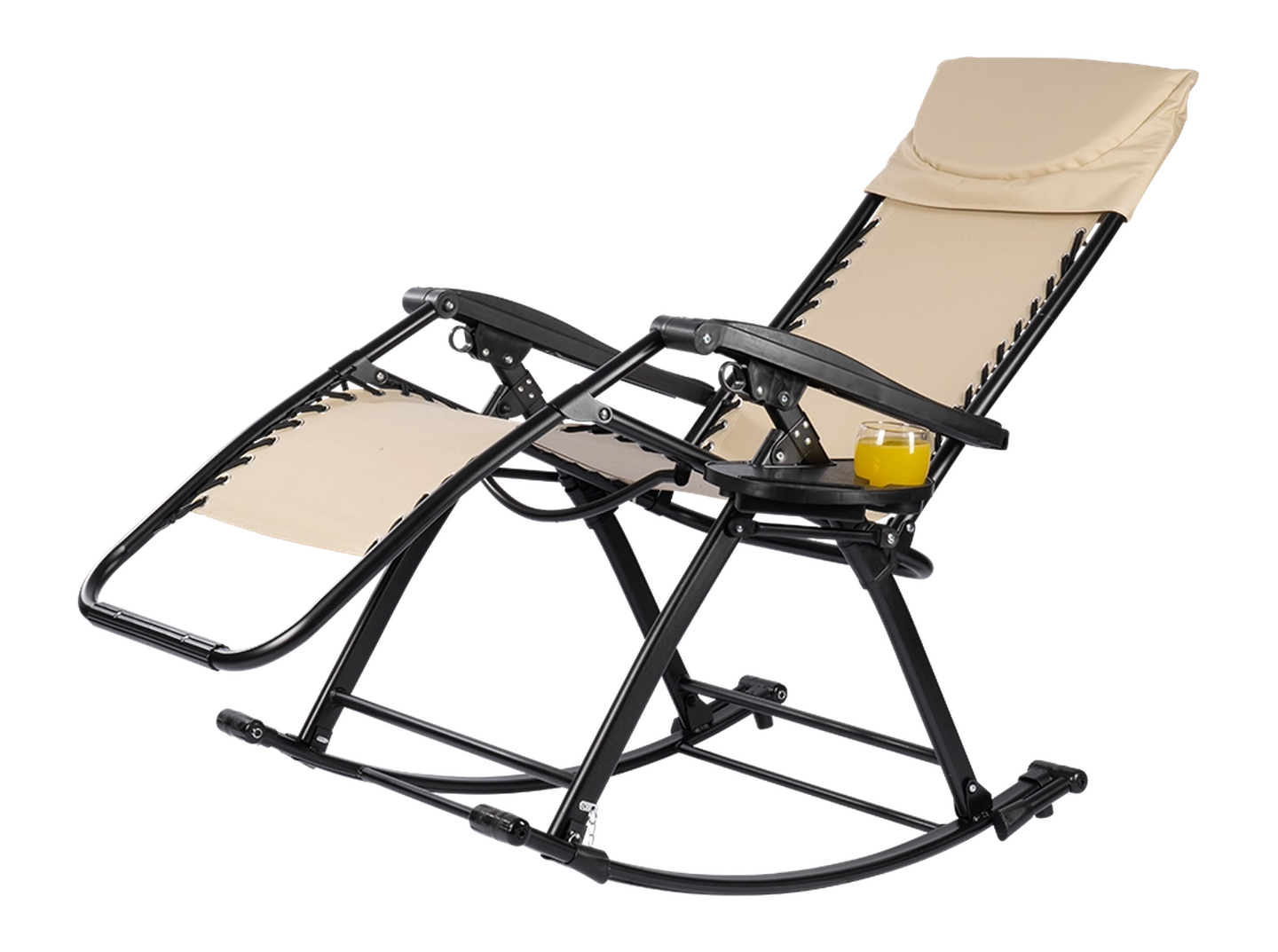 Beiger Liegesessel mit schwarzem Gestell, ausgestattet mit einem kleinen Kissen und einem Getränkehalter mit einem Glas Orangensaft.
