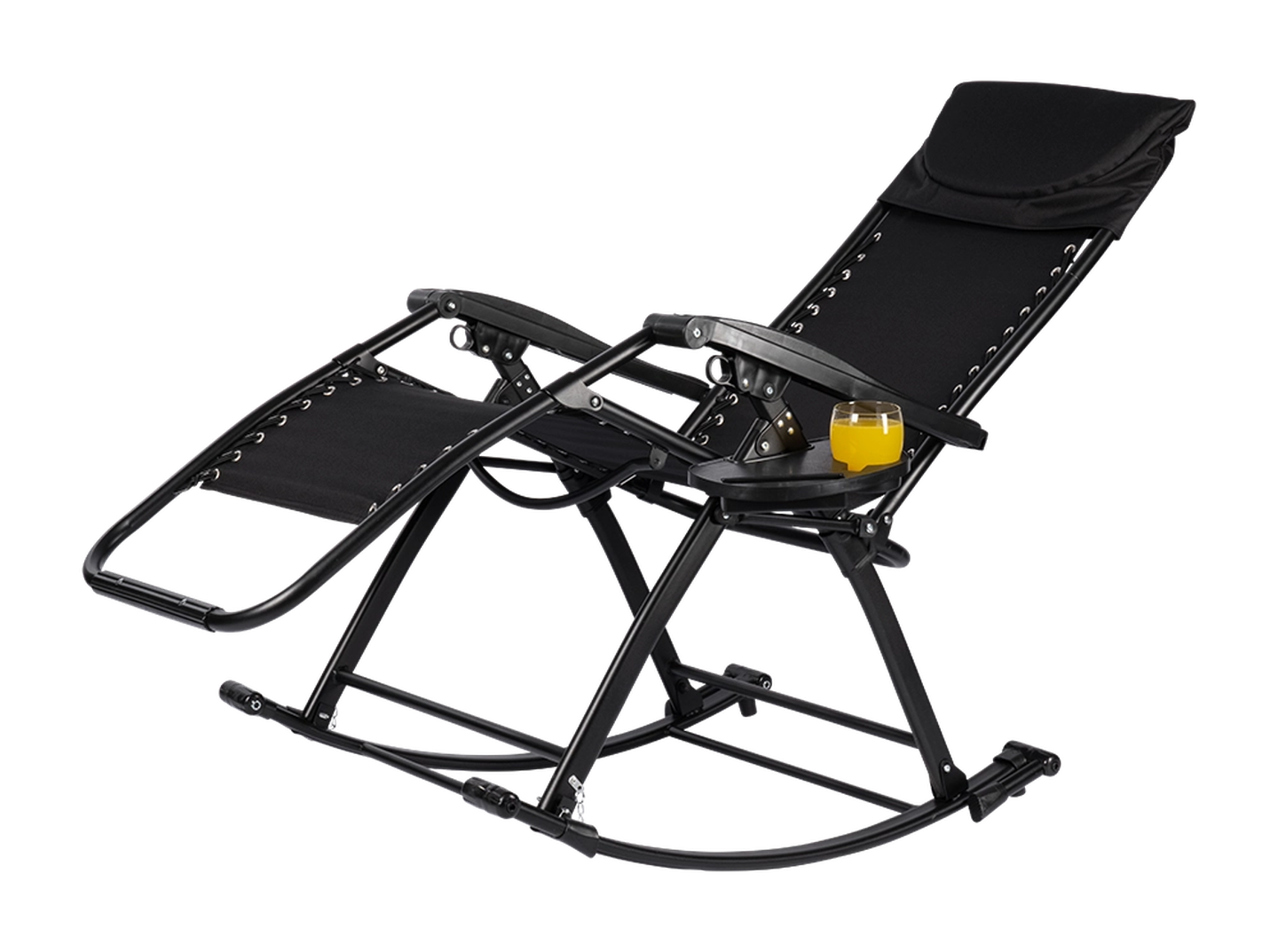 Schwarzer Liegesessel mit Kopfkissen und integriertem Getränkehalter, in dem ein Glas Orangensaft steht.