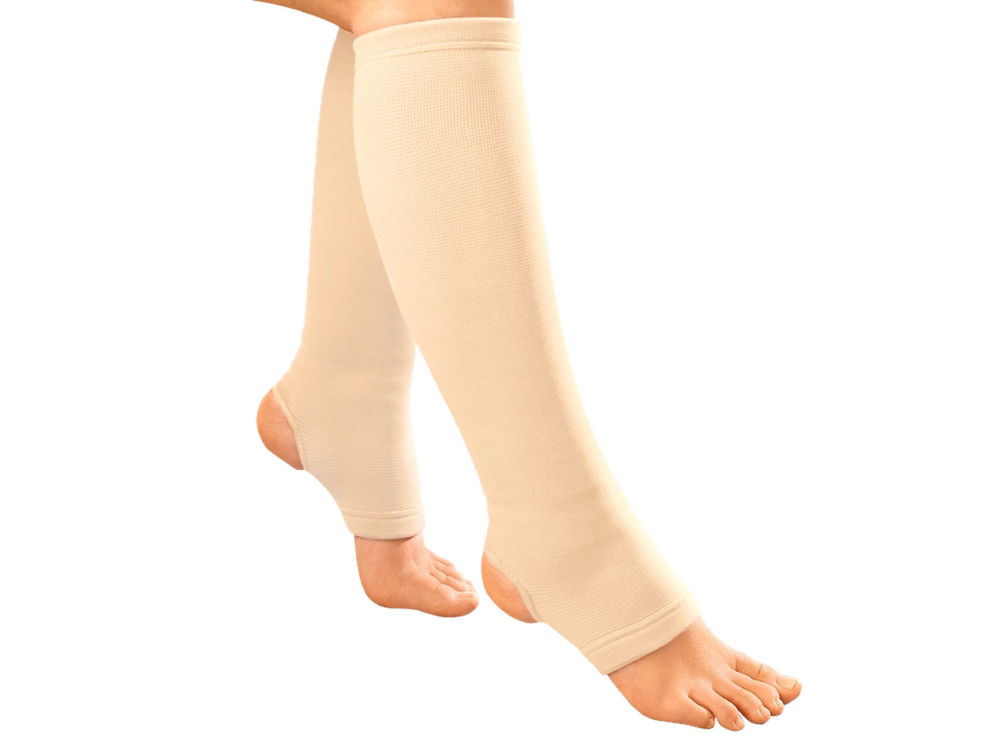 Zwei Beine mit beigen Kompressionsstrümpfen, die vom Mittelfuß bis unterhalb des Knies reichen, vor weißem Hintergrund.