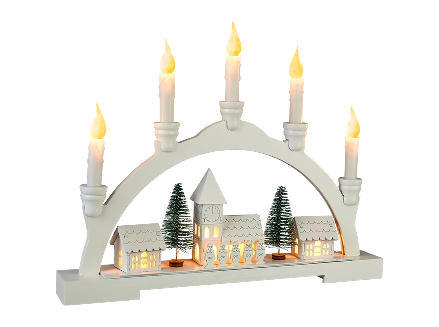 Beleuchteter Holzbogen mit fünf Kerzenleuchtern, der eine winterliche Dorfszene mit einer Kirche und Bäumen darstellt.