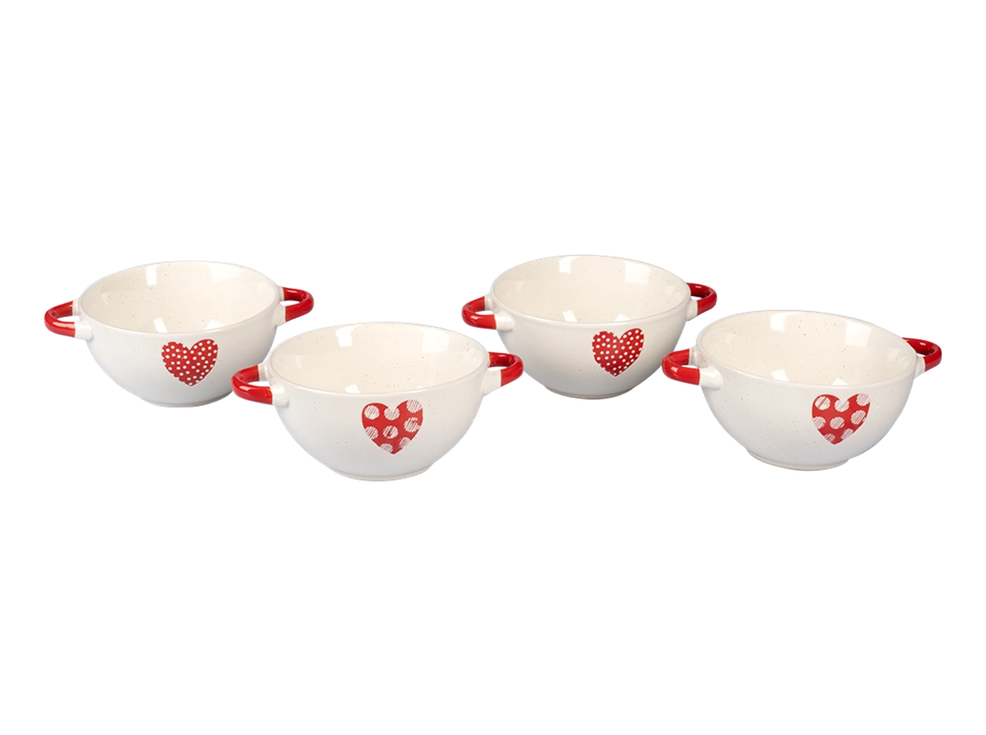 Vier weiße Schalen mit roten Henkeln und Herzmustern stehen in einer Reihe. Jede Schale hat ein einzigartiges rotes Herzmuster.