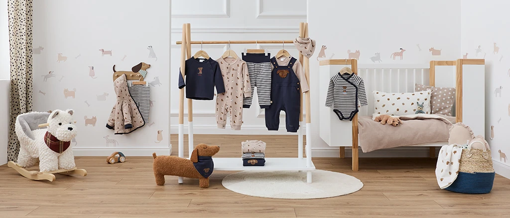 Die neue Babymode wird in einem Kinderzimmer ausgestellt.