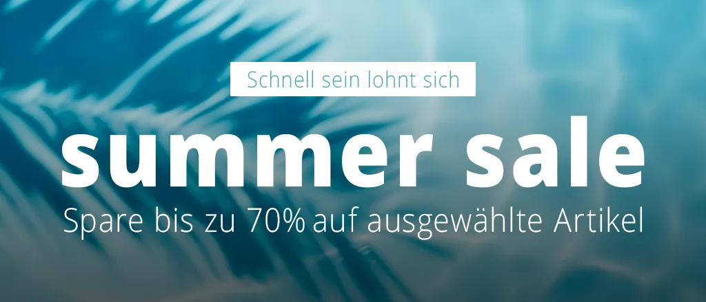 Werbebanner mit dem Text „Sommerschlussverkauf“ und „Sparen Sie bis zu 70% auf ausgewählte Artikel“ vor einem verschwommenen blauen Hintergrund mit Blättermuster.