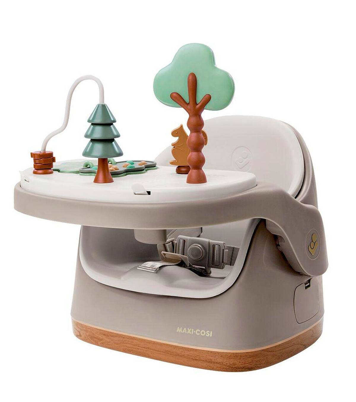 Grauer Baby-Sitzerhöher mit abnehmbarem Tablett mit einem Spielset zum Thema Wald, darunter Bäume und ein Perlenlabyrinth, sowie einem Sicherheitsgurt.