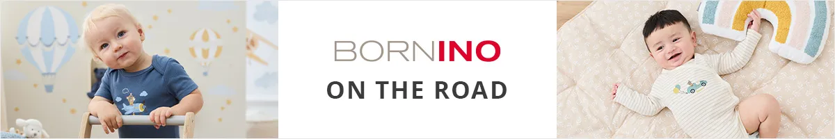 Zwei Babys in einem hellen Zimmer; eines steht neben einer Laufhilfe, das andere liegt auf einer gemusterten Matte. Text: „BORNINO ON THE ROAD.“