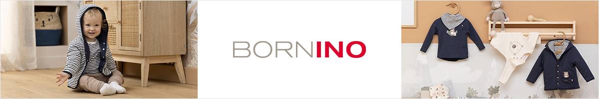 Baby im gestreiften Kapuzenpullover lächelt, sitzt auf Holzboden; „BORNINO“-Logo; Kinderzimmer mit Babykleidung auf Kleiderbügeln und Stofftieren.