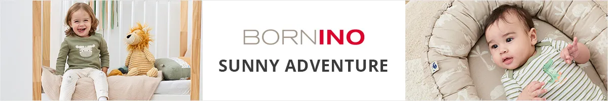 Zwei Kinder, eines sitzt mit einem Stofflöwen da, das andere liegt entspannt da; zwischen ihnen steht der Schriftzug „BORNINO SUNNY ADVENTURE“.