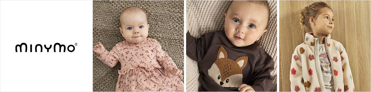 Minymo-Logo und drei Kinder in süßen, gemütlichen Outfits: ein Baby in einem rosa Kleid, ein Baby in einem Fuchspullover und ein Kind in einer gemusterten Jacke.