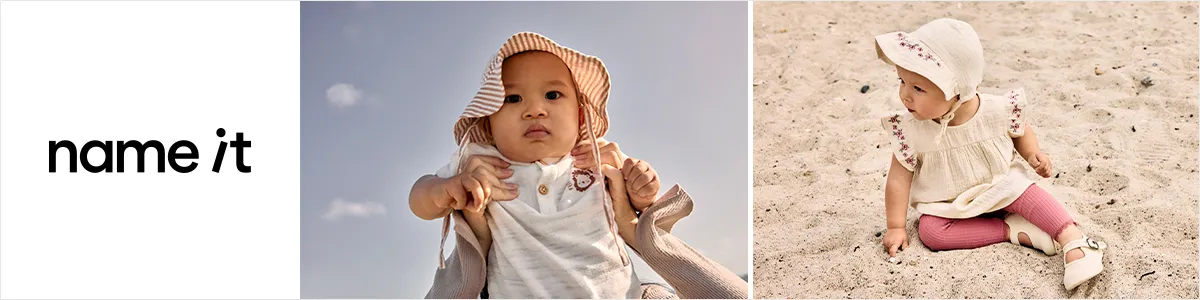 Baby mit gestreiftem Sonnenhut unter blauem Himmel; Kleinkind mit Häubchen und Kleidchen sitzt am Sandstrand; „Name it“-Logo links.