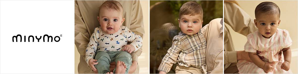 Drei Säuglinge in unterschiedlicher Kleidung werden von einer Betreuungsperson gehalten. Das Minymo-Logo befindet sich links.