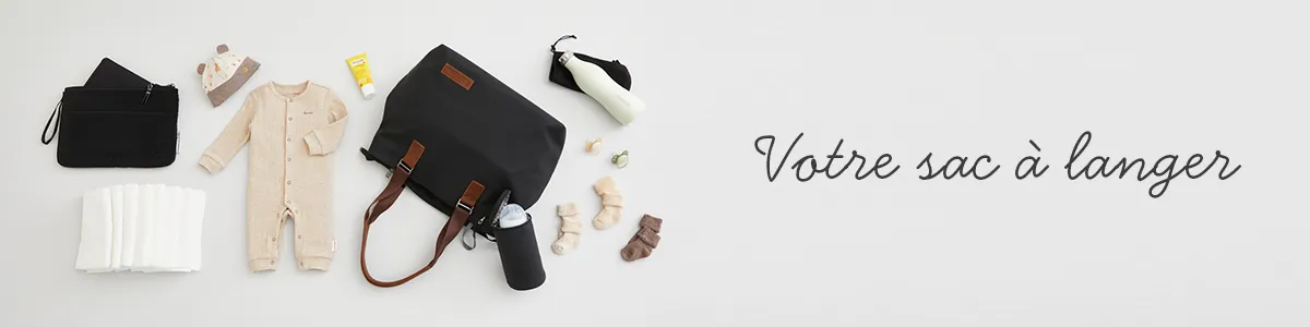 Des fournitures pour bébé et un sac à langer noir sont soigneusement disposés sur une surface claire, avec le texte « Votre sac à langer » sur le côté droit.