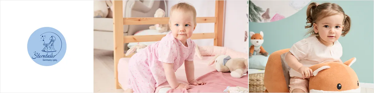 Zwei Kleinkinder in einem Kinderzimmer; eines krabbelt auf einem Bett, das andere reitet auf einem Plüschfuchs. Sanfte Pastellfarben umgeben sie.