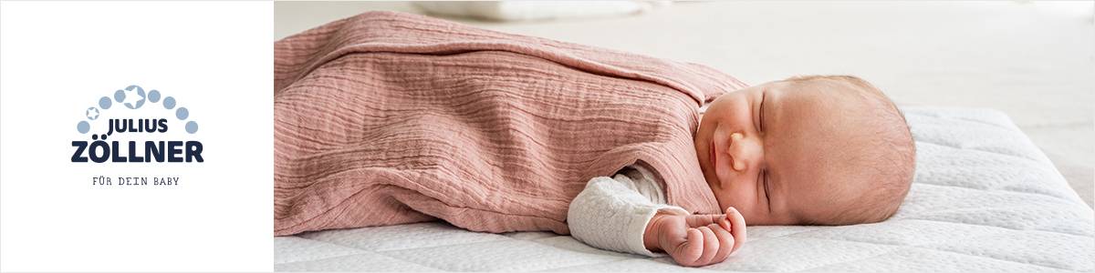 Ein schlafendes Baby in einem rosa Schlafsack, liegt auf einer weißen Matratze. Das Julius-Zöllner-Logo befindet sich auf der linken Seite.