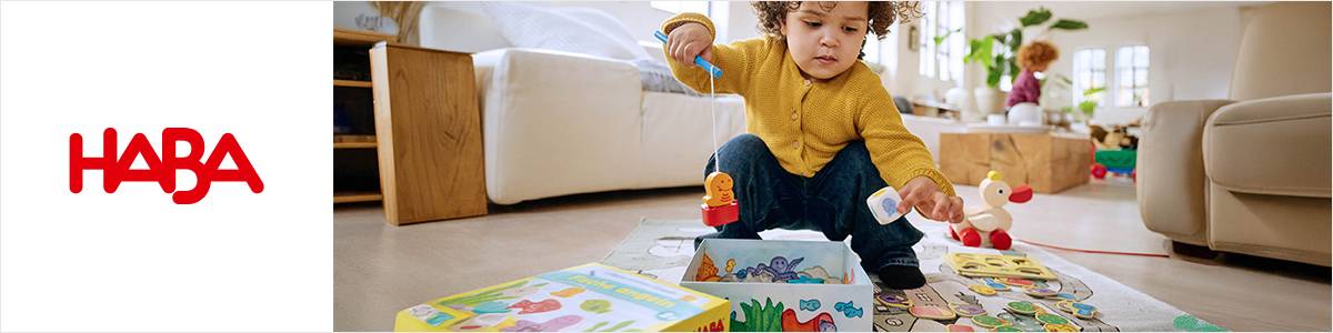Ein Kind spielt auf dem Wohnzimmerboden mit Spielzeug, darunter Puzzles und ein Nachziehspielzeug. Links im Bild ist das HABA-Logo zu sehen.