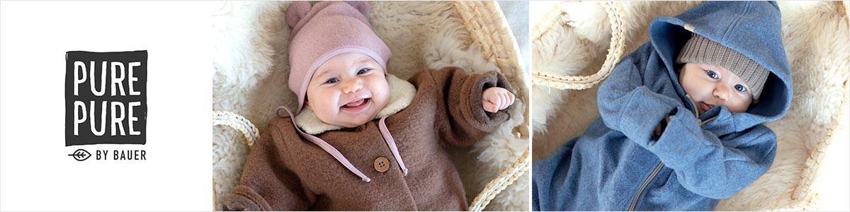 Zwei Babys in kuscheligen Outfits; eines in einem braunen Anzug und einer rosa Mütze und lächelnd, das andere in einem blauen Anzug mit Kapuze und liegend. „Pure Pure by Bauer“-Logo auf der linken Seite.