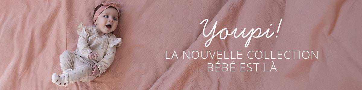Un bébé vêtu d'une barboteuse à motifs et d'un bandeau est allongé sur une couverture rose. Le texte dit : « Youpi ! La nouvelle collection bébé est là »
