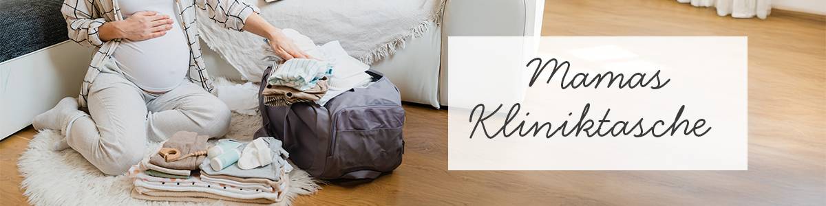 Schwangere Frau packt ihre Kliniktasche mit Kleidung und sitzt auf einem Teppich in einem hellen Raum. Der Text auf dem Bild lautet „Mamas Kliniktasche“.