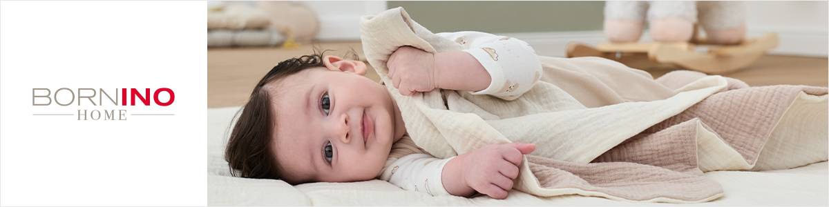 Ein Baby liegt auf einer weichen Unterlage, eingewickelt in eine beige Decke, und lächelt in die Kamera. Links steht „BORNINO Home“.