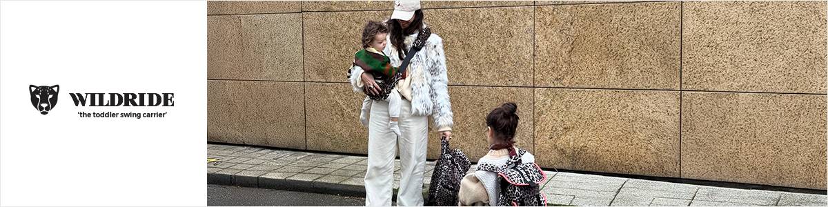 Eine Frau ist mit zwei kleinen Kindern unterwegs. Auf der linken Seite ist das Wildride Logo