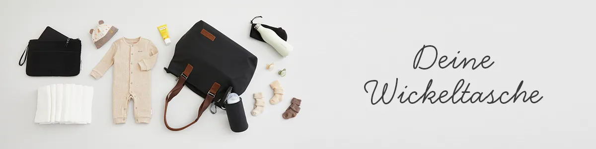 Babyutensilien und eine schwarze Wickeltasche sind ordentlich auf einer hellen Fläche angeordnet, auf der rechten Seite steht der Text „Deine Wickeltasche“.