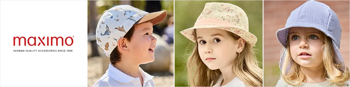Drei Kinder mit unterschiedlichen Kopfbedeckungen: eine Mütze, ein Strohhut mit rosa Band und ein lila Bucket-Hat mit dem „Maximo“-Logo auf der linken Seite.