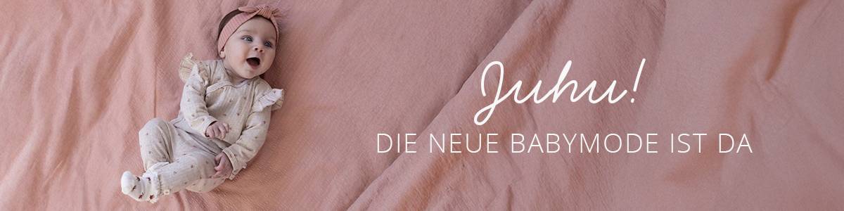 Ein Baby in einem gemusterten Strampler und Stirnband liegt auf einer rosa Decke. Der Text lautet: „Juhu! Die neue Babymode ist da.“